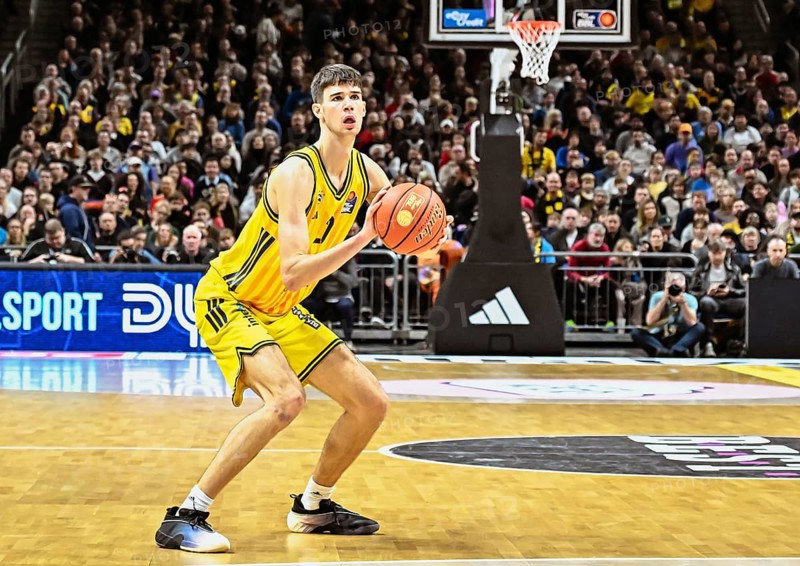 BBL Bundesliga basketball, Alba Berlin, FC Bayern Munich basketball from left Nevio Bennefeld (Alba Berlin) on the ball