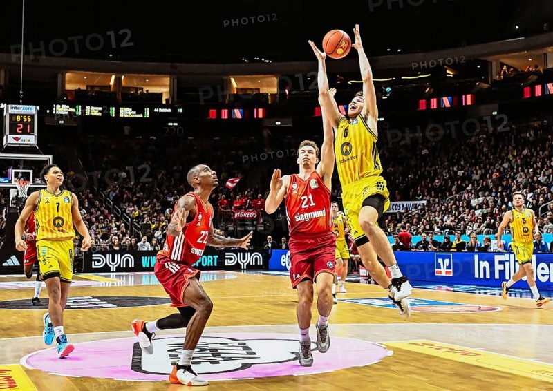 Basketball BBL Bundesliga, Alba Berlin - FC Bayern Munich Basketball from left Jack Kayil (Alba Berlin), Isiaha Mike (FC Bayern Basketball), Justus Hollatz (FC Bayern Basketball), Malte Delow (Alba Berlin) Duel, Duel, Fight, Tackle