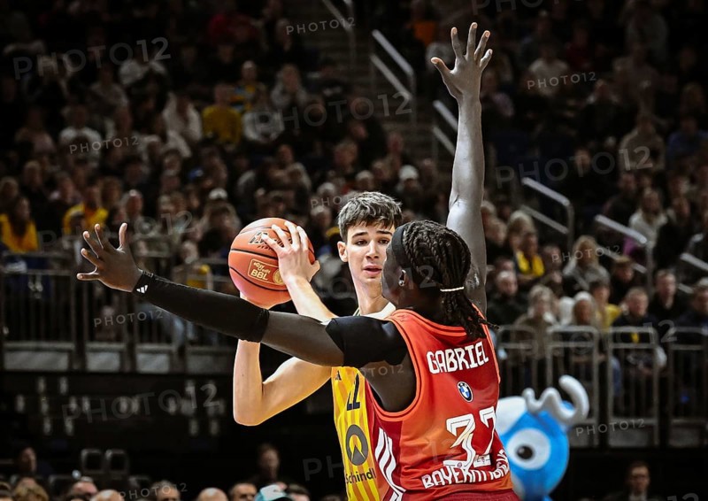 Basketball BBL Bundesliga, Alba Berlin - FC Bayern Munich Basketball from left Nevio Bennefeld (Alba Berlin), Wenyen Gabriel (FC Bayern Basketball) duel, fight, tackle