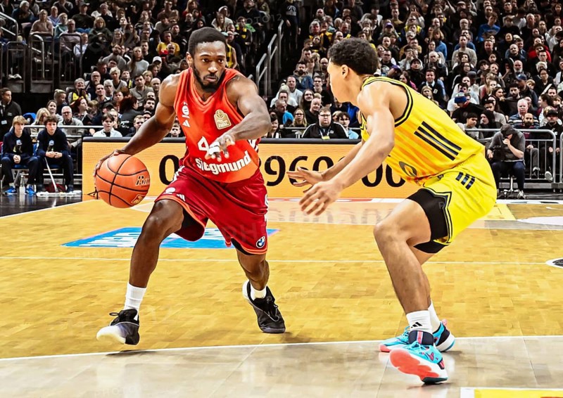 Basketball BBL Bundesliga, Alba Berlin, FC Bayern Munich Basketball from left Kamar Baldwin (FC Bayern Basketball), Jack Kayil (Alba Berlin) Duel, Duel, Fight, Tackle