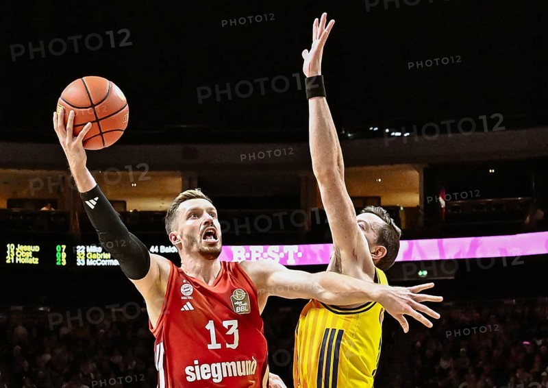 BBL Bundesliga basketball, Alba Berlin, FC Bayern Munich basketball from left Andreas Obst (FC Bayern basketball), Justin Bean (Alba Berlin) duel, fight, tackle