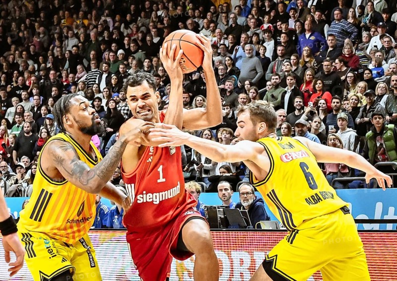 Basketball BBL Bundesliga, Alba Berlin, FC Bayern Munich Basketball from left J'Wan Roberts (Alba Berlin), Oscar da Silva (FC Bayern Basketball), Malte Delow (Alba Berlin) Duel, Duel, Fight, Tackle
