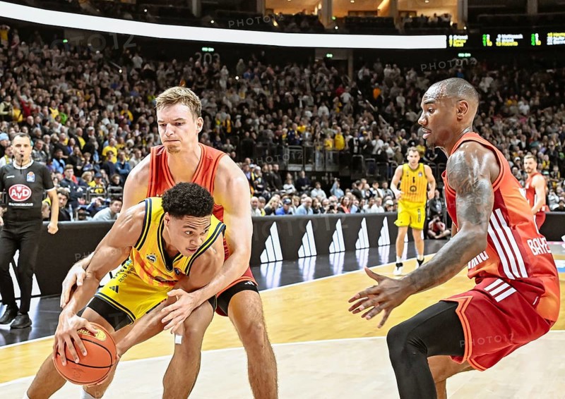 Basketball BBL Bundesliga, Alba Berlin, FC Bayern Munich Basketball from left Justus Hollatz (FC Bayern Basketball), Jack Kayil (Alba Berlin), Isiaha Mike (FC Bayern Basketball) Duel, Duel, Fight, Tackle