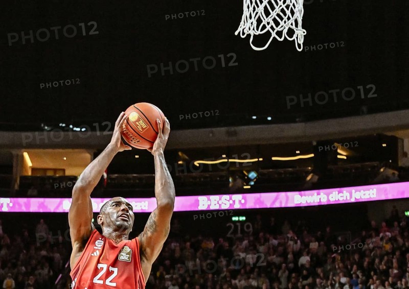 Basketball BBL Bundesliga, Alba Berlin, FC Bayern Munich Basketball v.l. Isiaha Mike (FC Bayern Basketball) starts the basket throw