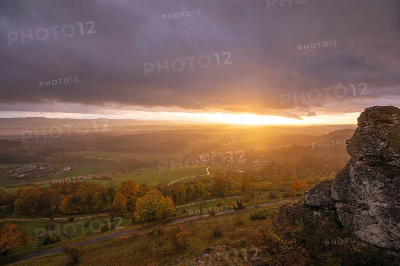 Rain and sun alternating — dramatic autumn atmosphere at the Hohenstaufen Spielburg Nature Reserve