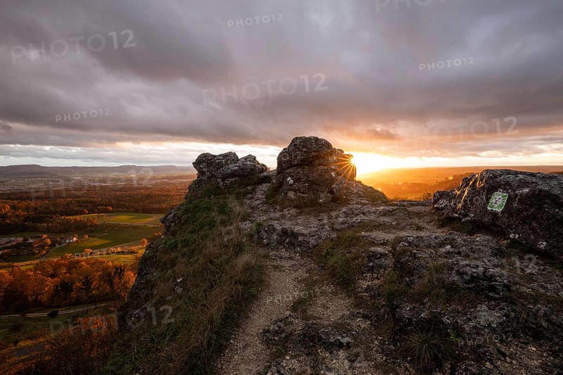 Rain and sun alternating — dramatic autumn atmosphere at the Hohenstaufen Spielburg Nature Reserve. Sun star behind the rock