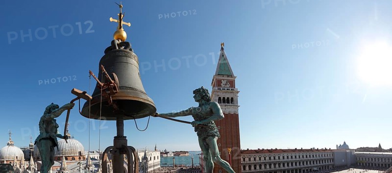 Large-than-life moors at the bell on the Torre dell'Orologio, Clock Tower, St. Mark's Square, Venice, Veneto, Italy