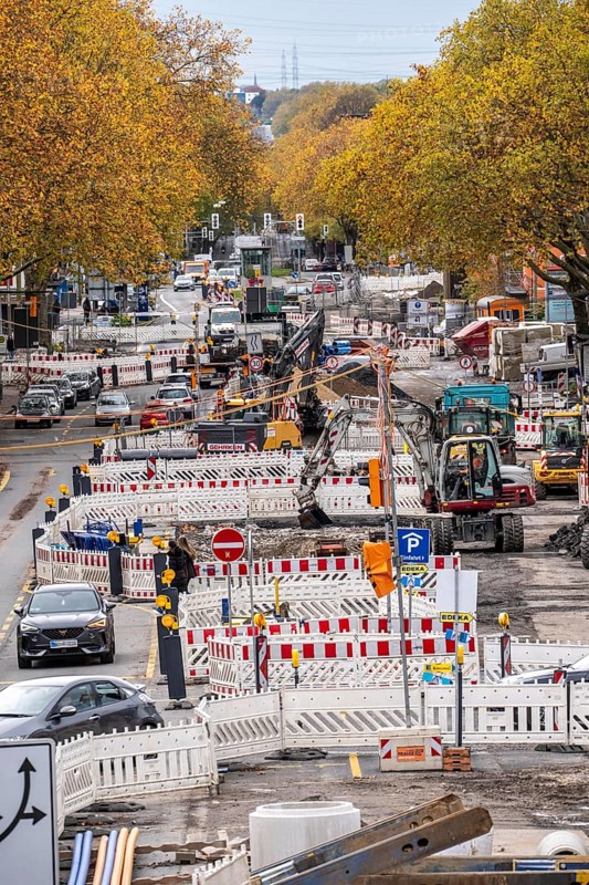 Large-scale construction site on Alleestrasse in downtown Bochum, road construction, construction of new cycle lanes, sidewalks, road surfaces, renewal of canals and water collection systems, trenches, for rainwater, greening, sustainable and modern road conversion, North Rhine-Westphalia, Germany