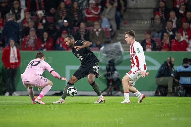 (DFL/DFB REGULATIONS PROHIBIT ANY USE OF PHOTOGRAPHS AS IMAGE SEQUENCES AND/OR QUASI-VIDEO), Rhein Energie Stadion, Cologne, North Rhine-Westphalia, Jonas Urbig (FC Bayern Munich, goalkeeper, #40), Jonathan Tah (FC Bayern Munich, defense, #4), Isak Joannesson (1.FC Cologne, midfield, #18), DFB-Pokal 1.FC Cologne, FC Bayern Munich on 29.10.2025 at the Rhein Energie Stadium in Cologne Germany