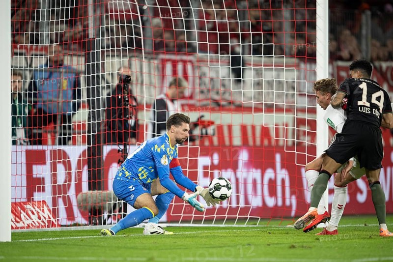(DFL/DFB REGULATIONS PROHIBIT ANY USE OF PHOTOGRAPHS AS IMAGE SEQUENCES AND/OR QUASI-VIDEO), Rhein Energie Stadion, Cologne, North Rhine-Westphalia, Ron-Robert Zieler (1.FC Cologne, goalkeeper, #20), Luis Diaz (FC Bayern Munich, attack, #14), DFB-Pokal 1.FC Cologne, FC Bayern Munich on 29.10.2025 at the Rhein Energie Stadium in Cologne Germany