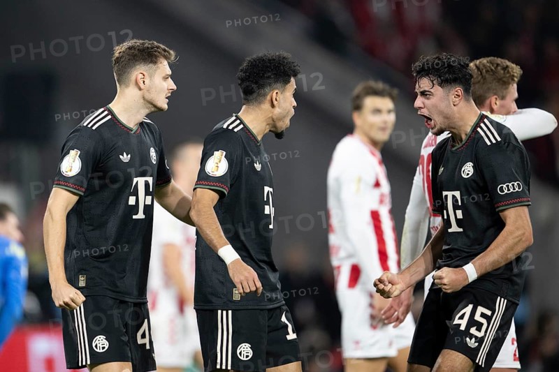 (DFL/DFB REGULATIONS PROHIBIT ANY USE OF PHOTOGRAPHS AS IMAGE SEQUENCES AND/OR QUASI-VIDEO), Rhein Energie Stadion, Cologne, North Rhine-Westphalia, Luis Diaz (FC Bayern Munich, attack, #14), Aleksander Pavlovic (FC Bayern Munich, midfield, #45), DFB-Pokal 1.FC Cologne, FC Bayern Munich on 29.10.2025 at the Rhein Energie Stadium in Cologne Germany
