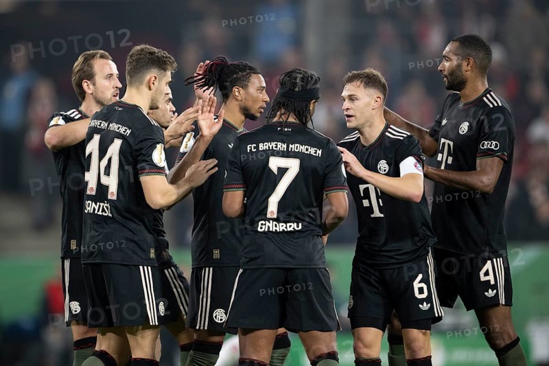 (DFL/DFB REGULATIONS PROHIBIT ANY USE OF PHOTOGRAPHS AS IMAGE SEQUENCES AND/OR QUASI-VIDEO), Rhein Energie Stadion, Cologne, North Rhine-Westphalia, Josip Stanisic (FC Bayern Munich, Defence, #44), Serge Gnabry (FC Bayern Munich, Attack, #7), Joshua Kimmich (FC Bayern Munich, Midfield, #6), Jonathan Tah (FC Bayern Munich, Defence, #4), DFB Cup 1.FC Cologne, FC Bayern Munich on 29.10.2025 at the Rhein Energie Stadion in Cologne Germany