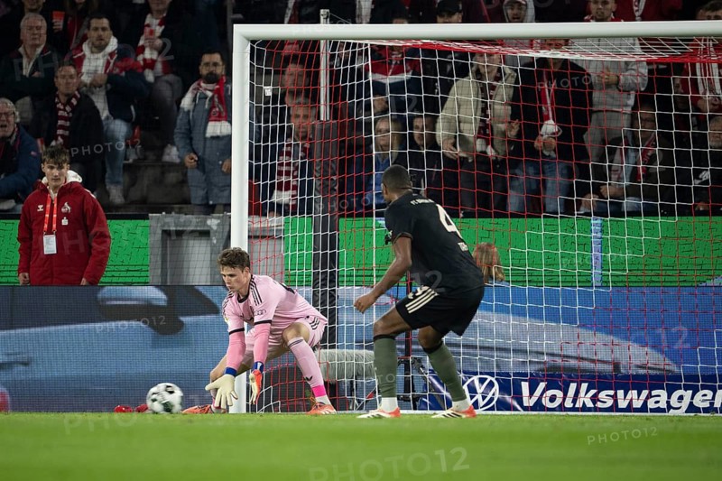 (DFL/DFB REGULATIONS PROHIBIT ANY USE OF PHOTOGRAPHS AS IMAGE SEQUENCES AND/OR QUASI-VIDEO), Rhein Energie Stadion, Cologne, North Rhine-Westphalia, Jonas Urbig (FC Bayern Munich, goalkeeper, #40), DFB-Pokal 1.FC Cologne, FC Bayern Munich on 29.10.2025 at the Rhein Energie Stadium in Cologne Germany