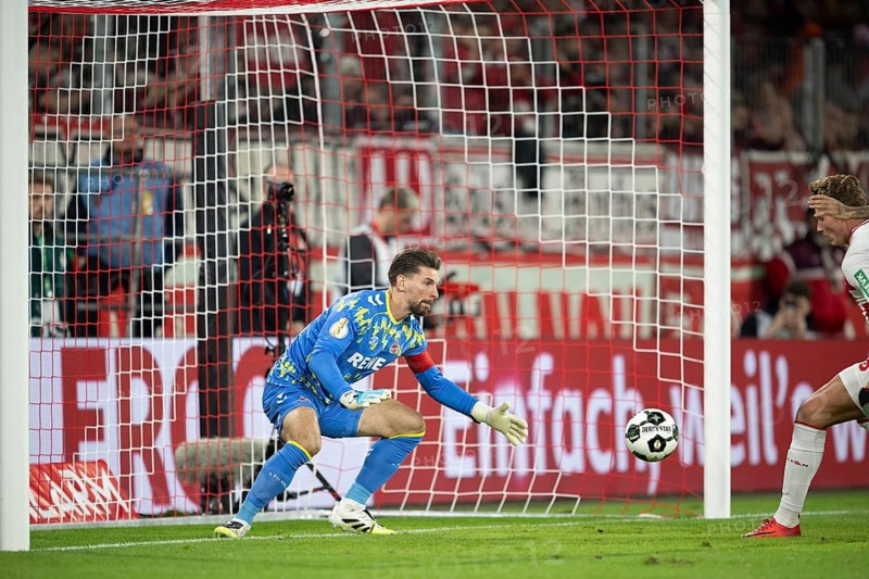 (DFL/DFB REGULATIONS PROHIBIT ANY USE OF PHOTOGRAPHS AS IMAGE SEQUENCES AND/OR QUASI-VIDEO), Rhein Energie Stadion, Cologne, North Rhine-Westphalia, Ron-Robert Zieler (1.FC Cologne, goalkeeper, #20), DFB-Pokal 1.FC Cologne, FC Bayern Munich on 29.10.2025 at the Rhein Energie Stadium in Cologne Germany