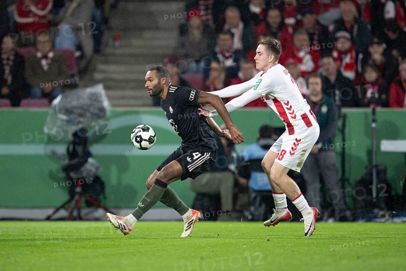 (DFL/DFB REGULATIONS PROHIBIT ANY USE OF PHOTOGRAPHS AS IMAGE SEQUENCES AND/OR QUASI-VIDEO), Rhein Energie Stadion, Cologne, North Rhine-Westphalia, Jonathan Tah (FC Bayern Munich, Defence, #4), Isak Joannesson (1.FC Cologne, Midfield, #18), DFB-Pokal 1.FC Cologne, FC Bayern Munich on 29.10.2025 at the Rhein Energie Stadium in Cologne Germany