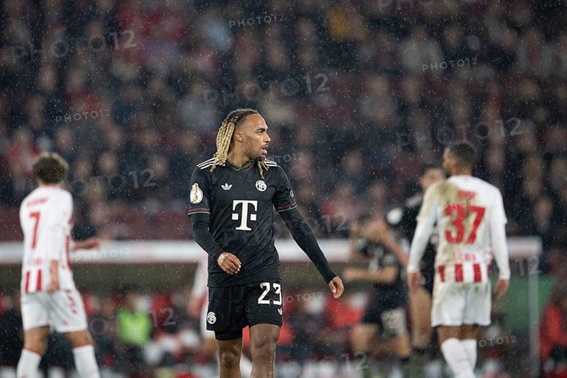 (DFL/DFB REGULATIONS PROHIBIT ANY USE OF PHOTOGRAPHS AS IMAGE SEQUENCES AND/OR QUASI-VIDEO), Rhein Energie Stadion, Cologne, North Rhine-Westphalia, Sacha Böy (FC Bayern Munich, Defence, #23), DFB-Pokal 1.FC Cologne, FC Bayern Munich on 29.10.2025 at the Rhein Energie Stadium in Cologne Germany