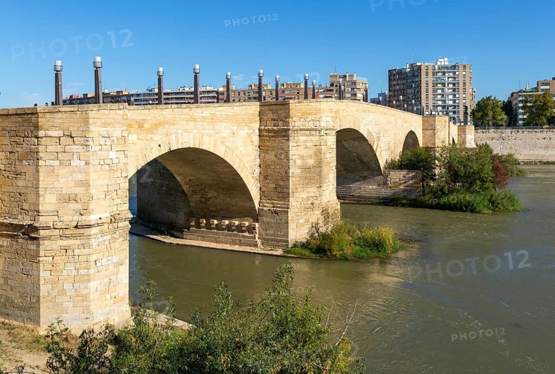 Historic the Stone Bridge, Puente de Piedra, spanning the River Ebro, Zaragoza, Aragon, Spain
