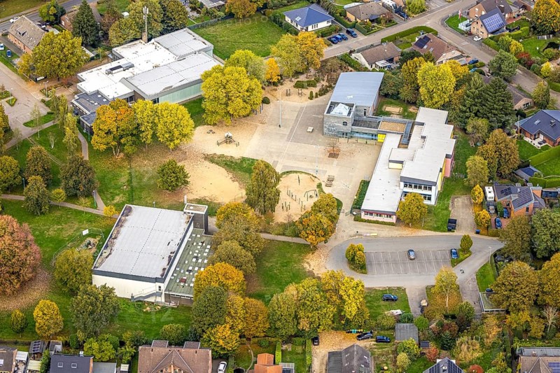 Aerial view, Gemeinschaftsgrundschule St. Markus, Bedburger Naß indoor pool and Honigsberg playground, Schneppenbaum, Bedburg-Hau, Lower Rhine, North Rhine-Westphalia, Germany