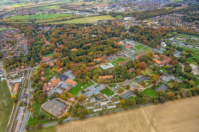 Aerial view, LVR-Klinik Bedburg-Hau and Herbstlicher Wald, Hau, Bedburg-Hau, Lower Rhine Westphalia, Germany