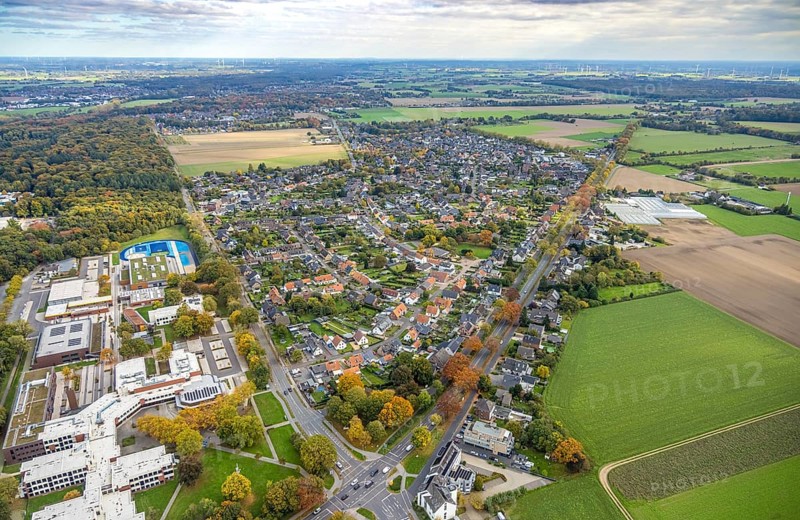 Aerial view, residential area view, Kleve vocational college and blue basketball court, Gocher Landstraße Bundesstraße B9 with autumnal tree-lined avenue, distant view, Weißes Tor, Bedburg-Hau, Lower Rhine, North Rhine-Westphalia, Germany