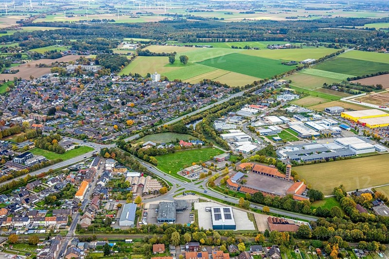 Aerial view, fire station Goch-Mitte and industrial park Höster Weg, residential area around Kalbecker Straße and Uedemer Straße, Goch, Lower Rhine, North Rhine-Westphalia, Germany, DE, Europe, commercial operation, commercial area, commercial property, commercial location, commercial use, property tax, real estate, industrial area, industrial location, aerial photography, aerial photography, overview, bird's eye view, residential complex, living and living, residential area, residential quality, residential district, residential area, birds-eyes view, overview
