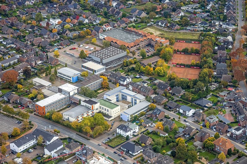 Aerial view, Mittelkreis comprehensive school, tennis courts at the sports hotel and conference hotel De Poort, Goch, Lower Rhine, North Rhine-Westphalia, Germany, education, educational institution, DE, Europe, comprehensive school, hotel complex, hotel industry, teaching institute, aerial photography, aerial photography, school, sports complex, sports field, tennis court, tennis court, tennis courts, overview, bird's eye view, birds-eyes view, overview