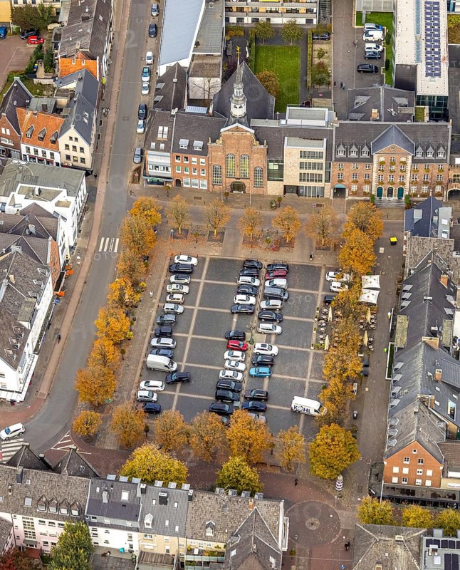Aerial view, evangelical church Goch and town hall, market square car park surrounded by yellow autumn trees, Goch, Lower Rhine, North Rhine-Westphalia, Germany, place of worship, authority, trees in autumn colors, DE, Europe, religious community, church, church, church in autumn, religious community, denomination, aerial view, aerial photography, town hall, religion, religious site, city Management, overview, bird's eye view, birds-eyes view, autumn trees, overview