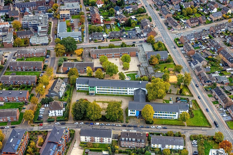 Aerial view, Kleve vocational college in the Kleve district Goch school town, Arnold Janssen school, day care treasure chest U3 care, Goch, Lower Rhine, North Rhine-Westphalia, Germany, vocational school, education, educational institution, DE, roof with solar panels, Europe, elementary school, teaching institute, aerial photography, aerial photography, photovoltaic system, school, solar, solar system, solar roof, solar energy, solar panels, solar power system, overview, bird's eye view, birds-eyes view, overview