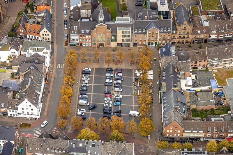 Aerial view, evangelical church Goch and town hall with patrician house house Zu den Fünf Ringen, market square parking surrounded by yellow autumn trees, Goch, Lower Rhine, North Rhine-Westphalia, Germany, place of worship, authority, trees in autumn colors, DE, Europe, religious community, house from the 16th century, holy place, autumn colors, autumn colors, autumn atmosphere, church community, denomination, aerial photo, aerial photography, aerial photography, aerial photography, City Hall, Religion, Religious Place of Worship, City Council, Overview, Bird's Eye View, Birds-Eyes View, autumn trees, overview