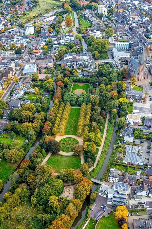 Aerial view, municipal park and autumn trees on the river Niers, tree-lined avenue and circular garden, Goch, Lower Rhine, North Rhine-Westphalia, Germany, trees in autumn colors, Europe, autumn, autumn colors, autumn mood, aerial photography, aerial photography, park, overview, birds-eye view, autumn tree avenue, autumn trees, overview