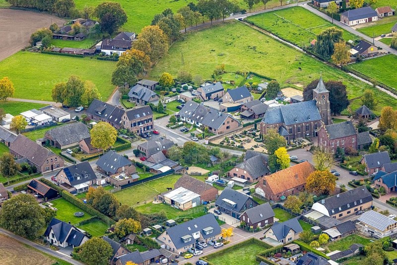 Aerial view, residential area town view district of Hommersum with parish church of St. Peter and cemetery, Hommersum, Goch, Lower Rhine, North Rhine-Westphalia, Germany, place of worship, burial place, DE, Europe, cemetery, memorial, religious community, church community, church community, religious community, aerial photography, religion, religious place, resting place, overview, bird's eye view, residential complex, housing and living area, quality of living, residential district, residential development, residential district, birds-eyes view, overview