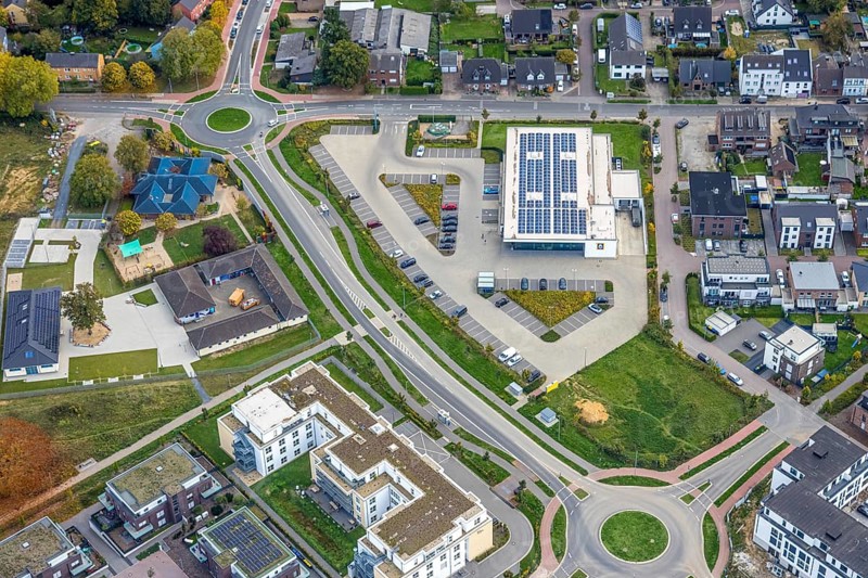 Aerial view, Aldi supermarket with solar roof at the Ostring roundabout, Goch, Lower Rhine, North Rhine-Westphalia, Germany, DE, roof with solar panels, shopping center, shopping mall, Europe, roundabout, aerial photography, aerial photography, local supply center, photovoltaic system, solar system, solar roof, solar energy, solar panels, solar power system, supermarket, overview, birds-eye view, birds-eye view, birds eyes view, overview
