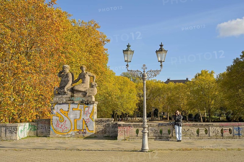 Autumn in Rudolph Wilde Park, Volkspark Schöneberg, sculpture on the Carl Zuckmayer Bridge, Schöneberg, Berlin, Germany