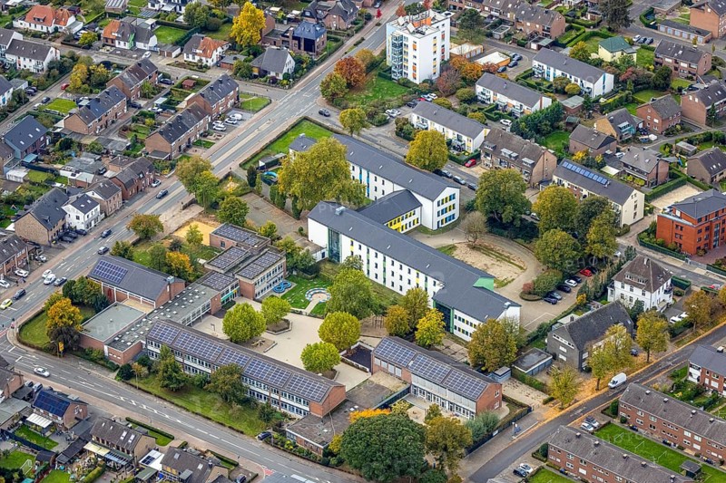 Aerial view, Kleve vocational college in the Kleve district Goch school town, Arnold Janssen school, child day care treasure chest U3 care, solar roof, Goch, Lower Rhine, North Rhine-Westphalia, Germany, vocational school, education, educational institution, DE, roof with solar panels, Europe, elementary school, teaching institute, aerial photography, aerial photography, photovoltaic system, school, solar system, solar energy, solar panels, solar power system, overview, bird's eye view, birds-eyes view, overview