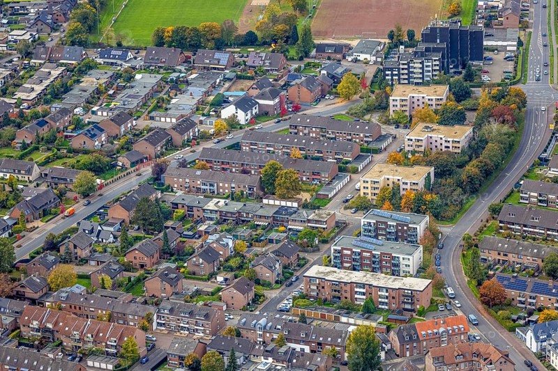 Aerial view, row house apartment houses Duvelskamp, between Westring and Mühlenstraße, autumn trees, Goch, Lower Rhine, North Rhine-Westphalia, Germany, DE, Europe, property tax, real estate, aerial photography, aerial photography, multi-family houses, apartment buildings, townhouses, overview, bird's-eye view, residential complex, living and living, residential area, residential buildings, residential quality, residential district, residential development, residential development, residential development, residential development, residential development, residential development, residential development, residential development, residential development, residential development, residential development, residential area, residential buildings, residential quality, residential district, residential development, residential development District, birds-eyes view, overview