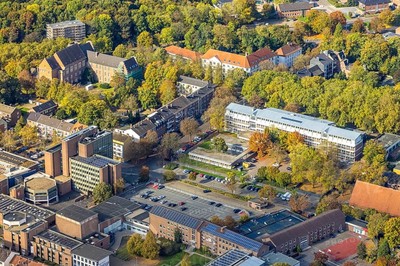 Aerial view, Wesel Town Hall, Duisburg City Training College, Wesel District Court and construction site above, construction site at Grafenring 13 residential building, autumn trees, Wesel, Lower Rhine, North Rhine-Westphalia, Germany, construction site, building land, building plots, construction project, construction site, authority, education, educational institution, trees in autumn colors, autumn, autumn colors, autumn colors, autumn forest colors, air photography, aerial photography, aerial photography, town hall, school, city administration, overview, bird's eye view, forest in autumn colors, Birds-eyes view, autumn forest, overview