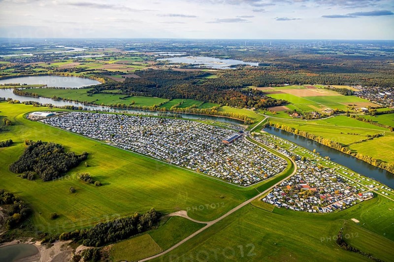 Aerial view, Grav-Insel campground on the Grav Rhine Peninsula, Flürener Feld forest area, distant view and blue sky, shapes and colors, Flürener Feld, Wesel, Lower Rhine, North Rhine-Westphalia, Germany, camping area, motorhome, campsite, DE, recreation center, Europe, leisure, hobby, island, aerial photography, overview, bird's eye view, motorhome, caravan, birds-eyes view, overview