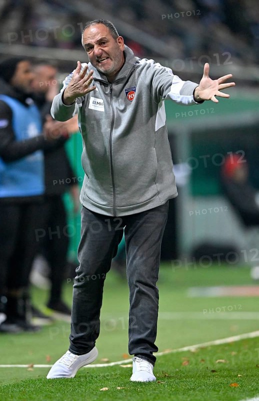 Coach coach Frank Schmidt 1. FC Heidenheim 1846 FCH on the sidelines gesture angry sour rebukes DFB-Pokal, Voith-Arena, Heidenheim, Baden-Württemberg, Germany