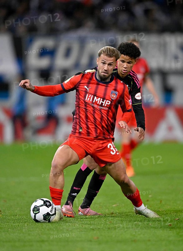 Duel, action Niklas Dorsch 1. FC Heidenheim 1846 FCH (30) against Alexander Rossing-Lelesiit Hamburger SV HSV (38) DFB-Pokal, Voith-Arena, Heidenheim, Baden-Württemberg, Germany
