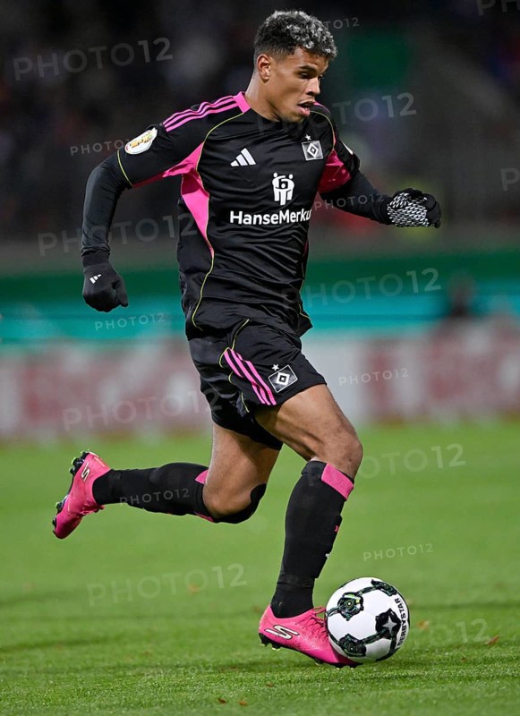 Goalkeeper Daniel Peretz Hamburger SV HSV (26) gesture gesture DFB-Pokal, Voith Arena, Heidenheim, Baden-Württemberg, Germany