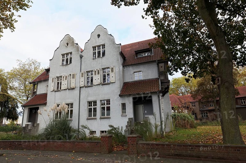 Historic semi-detached house for employees of the former Krupp Ironworks Rheinhausen, Bliersheim Beamtensiedlung, Duisburg, Ruhr region, North Rhine-Westphalia, Germany