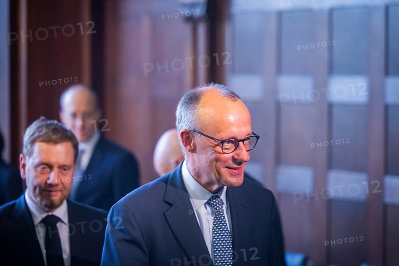 Minister President Michael Kretschmer welcomed the Federal Chancellor to Dresden and will accompany him on further appointments. The chancellor was received in front of the Saxon State Chancellery by the Music Corps of the Bergstadt Schneeberg e.V., three Sorbins present bread and salt as a welcome gift, Dresden, Saxony, Germany