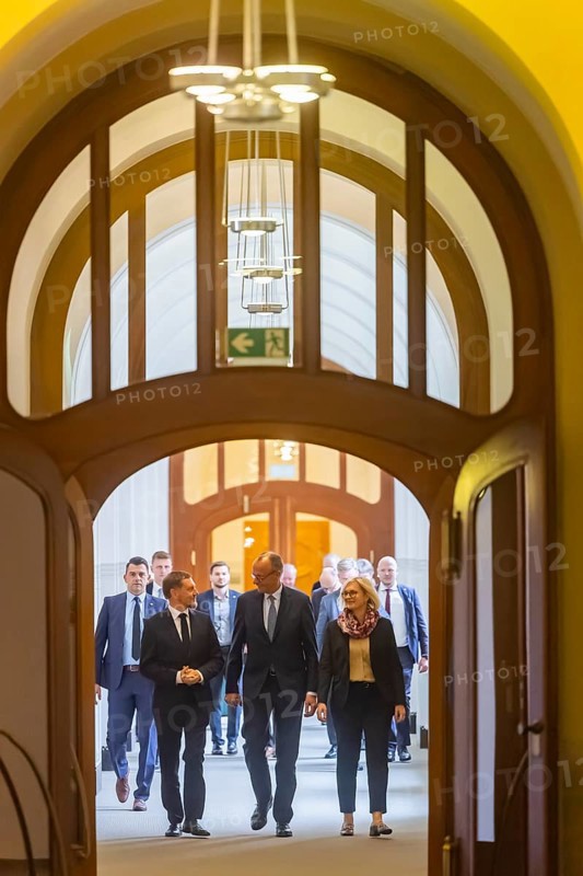 Minister President Michael Kretschmer welcomed the Federal Chancellor to Dresden and will accompany him on further appointments. The chancellor was received in front of the Saxon State Chancellery by the Music Corps of the Bergstadt Schneeberg e.V., three Sorbins present bread and salt as a welcome gift, Dresden, Saxony, Germany
