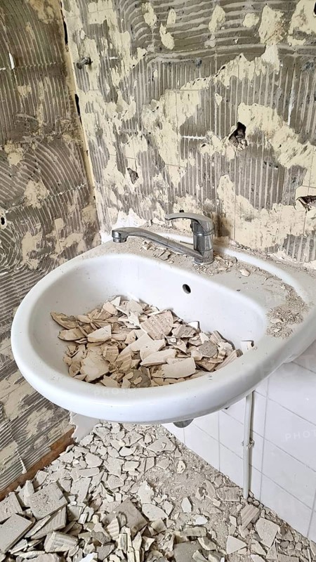 Demolition and dismantling, renovation of the bathroom. In the picture, sink and tiles. Horn-Bad Meinberg, North Rhine-Westphalia, Germany