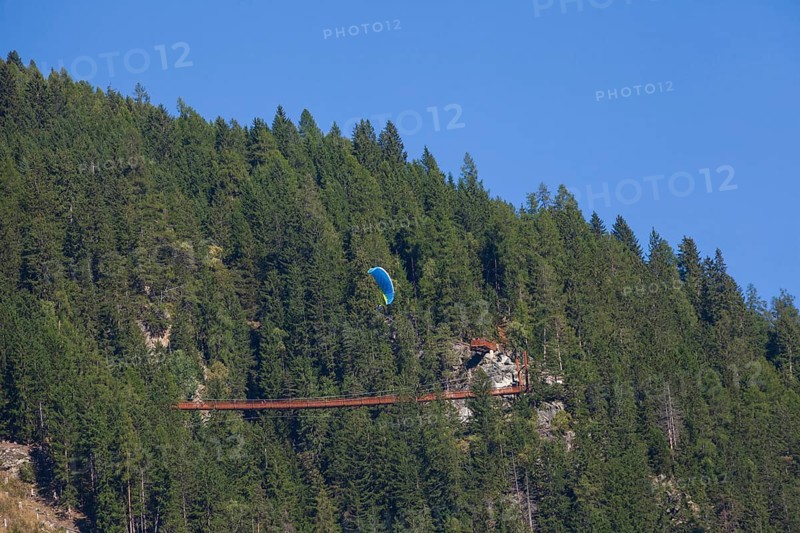 Suspension bridge on the Sunnenseit'n-Weg hiking trail, in autumn, Neustift im Stubai Valley, Stubai Valley, Tyrol, Austria