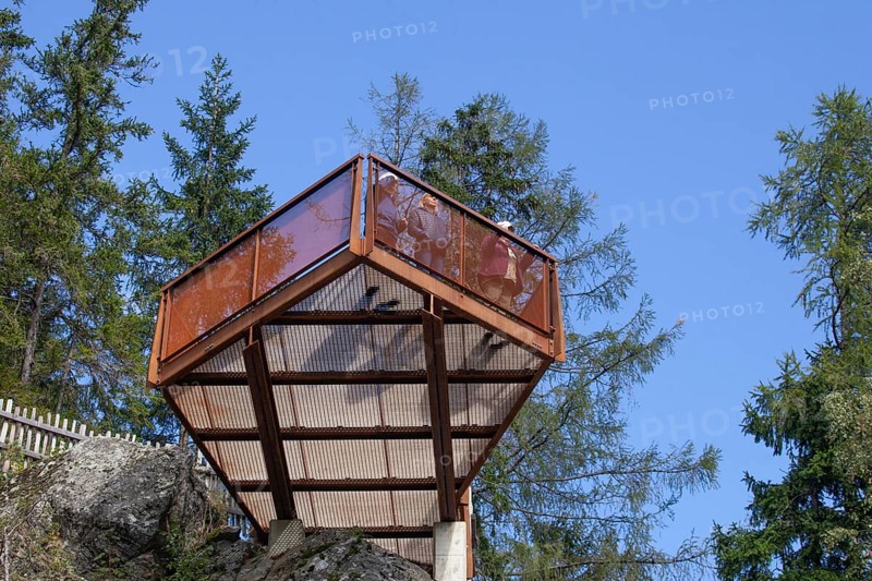 Viewing platform at the suspension bridge on the Sunnenseit'n-Weg hiking trail, in autumn, Neustift im Stubai Valley, Stubai Valley, Tyrol, Austria