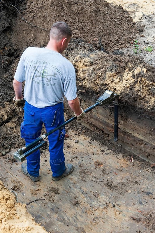 Worker, search, metal, probe, electromagnetic, weapon, ammunition, WW2, construction site, excavation pit, man, dangerous, danger, Hamburg, Germany, weapons clearance, search, find, eliminate
