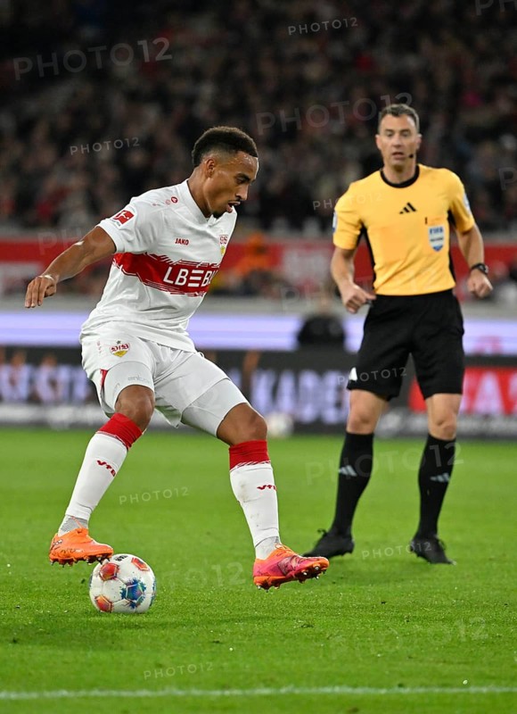 Jamie Leweling VfB Stuttgart (18) Ball Action Referee Felix Zwayer MHPArena, MHP Arena Stuttgart, Baden-Württemberg, Germany