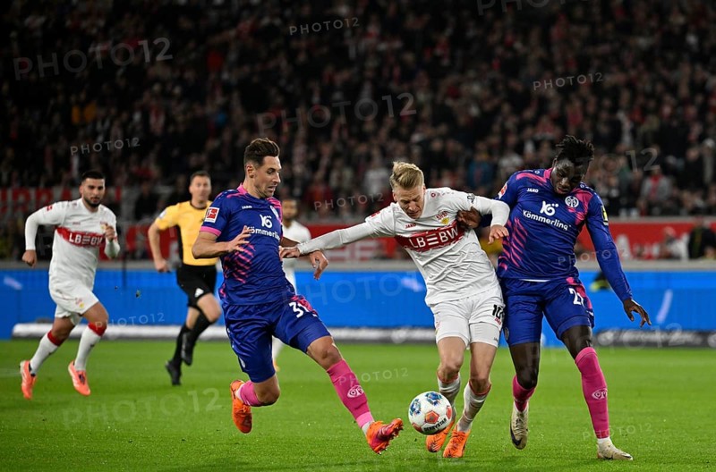 Duel, action duel, action Chris Führich VfB Stuttgart (10) against Danny da Costa 1. FSV Mainz 05 (21) Dominik Kohr 1. FSV Mainz 05 (31) MHPArena, MHP Arena Stuttgart, Baden-Württemberg, Germany