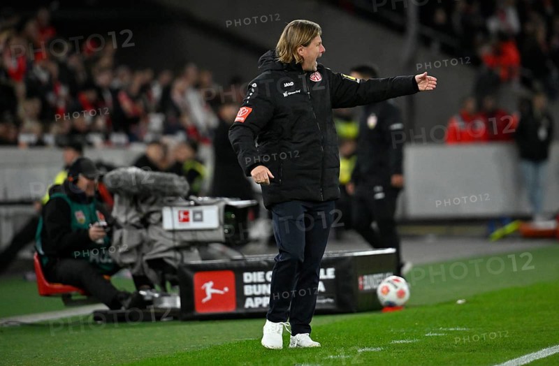 Coach Coach Bo Henriksen 1st FSV Mainz 05 on the sidelines gesture gesture TV camera logo Bundesliga MHPArena, MHP Arena Stuttgart, Baden-Württemberg, Germany